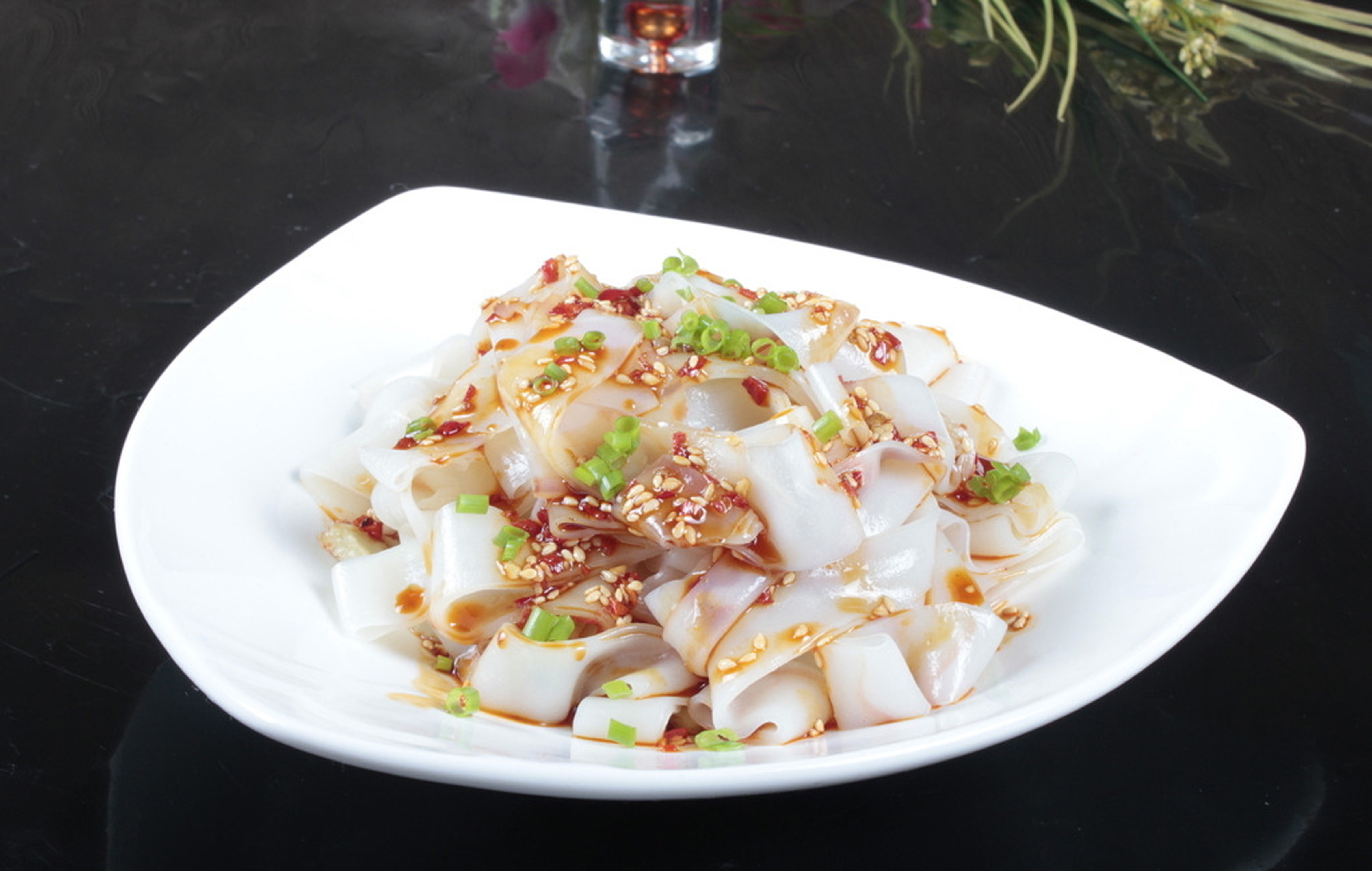 中國風(fēng)正宗涼皮美食海報設(shè)計圖片免費下載_高清png素材_編號81lrumym1
